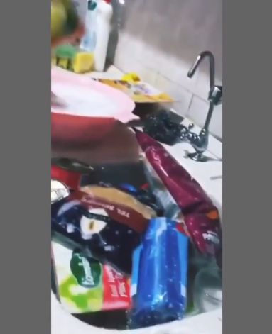 Takut Virus Corona, Ibu Ini Rendam Bahan Makanan pakai Air Sabun di Bak Mandi