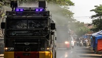 Di Aceh, mobil water canon milik Polres Lhokseumawe ini juga bertugas menyemprotkan cairan disinfektan. ANTARA FOTO/Rahmad