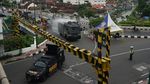 Kendaraan Taktis Polisi Bantu Semprotkan Disinfektan di Jalan