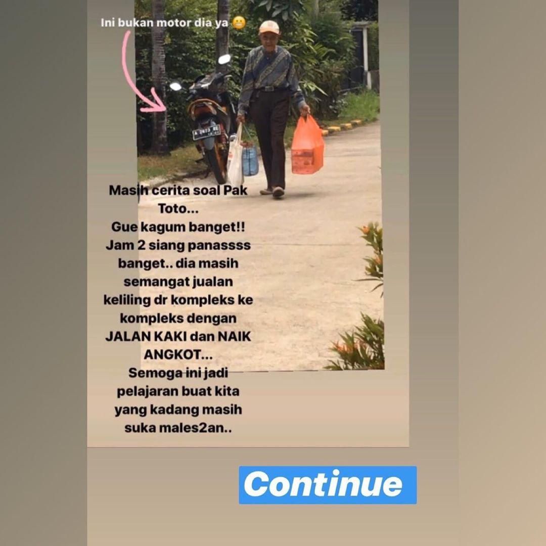 Sedih! Setiap Hari Kakek Ini Berjalan 25 KM Untuk Jual Donat dan Keripik