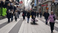 Orang-orang berjalan di sepanjang jalan perbelanjaan pejalan kaki utama di Stockholm. Jalan-jalan di ibukota Swedia sunyi tetapi tidak sepi. Swedia memiliki beberapa langkah paling santai di Eropa dalam memerangi wabah koronavirus. Sejauh ini, hanya pertemuan dengan lebih dari 500 orang yang dilarang dan sekolah dasar dan menengah tetap terbuka. AP Photo/David Keyton.
