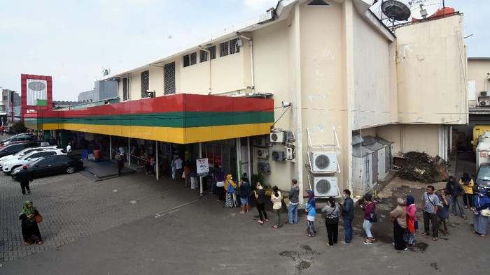 Warga berbelanja saat pemberlakuan pembatasan pengunjung supermarket di Tiptop, Depok, Jawa Barat, Senin (30/3/2020). Pembatasan jumlah pengunjung yang berbelanja tersebut untuk mencegah penyebaran COVID-19. ANTARA FOTO/Indrianto Eko Suwarso/foc.