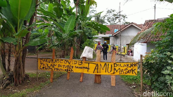 Blokade Jalan di Ciamis Cegah Corona