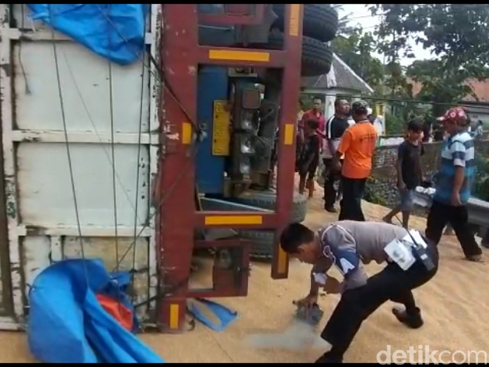 Kecelakaan beruntun di Flyover Kretek, Brebes, Selasa (31/3/2020).