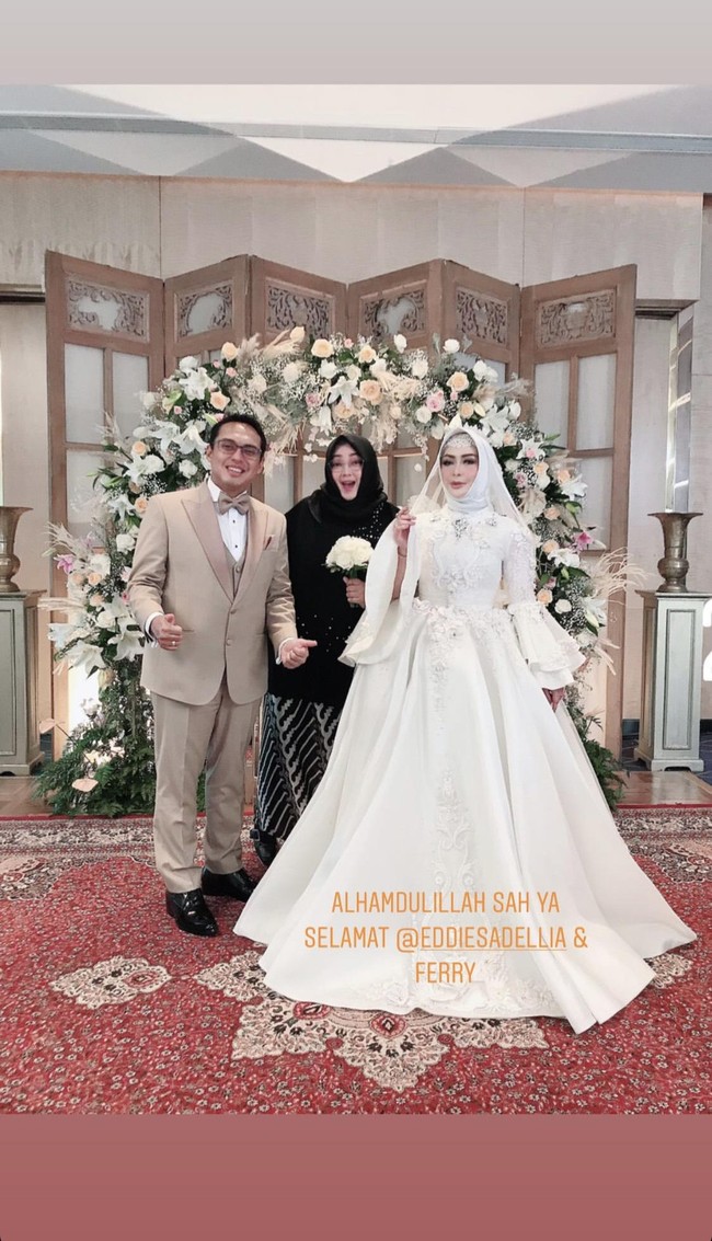 Penampilan Eddies Adelia yang cantik saat akad nikah ini merupakan hasil pulasan makeup dari Ernie RedBerryWedding. Eddies tampil glamour dalam akad nikahnya yang kedua kali dengan mantan suaminya dalam balutan gaun pengantin putih yang dilengkapi dengan hijab, veil dan mahkota. Foto: Instagram Story @rinagunawan28