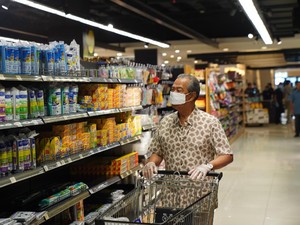 Gaya PM Malaysia ke Supermarket Saat Corona, Pakai Sarung Tangan Medis
