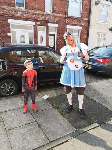 Hibur Orang yang Bosan Isolasi Diri, Pak Pos Antar Surat Pakai Kostum Unik