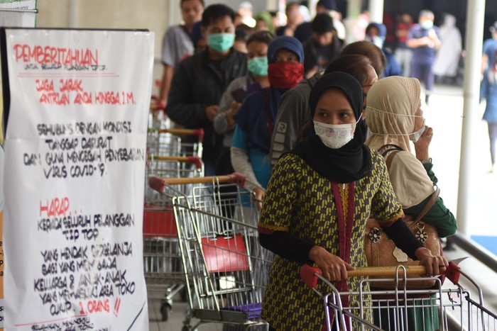Warga berbelanja saat pemberlakuan pembatasan pengunjung supermarket di Tiptop, Depok, Jawa Barat, Senin (30/3/2020). Pembatasan jumlah pengunjung yang berbelanja tersebut untuk mencegah penyebaran COVID-19. ANTARA FOTO/Indrianto Eko Suwarso/foc.