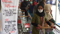 Salah satu supermarket yang mulai menerapkan pembatasan pengunjung adalah Tiptop, Depok, Jawa Barat, sejak Senin (30/03/2020) mulai memberlakukan pembatasan pengunjung. ANTARA FOTO/Indrianto Eko Suwarso