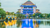 Sepuluh perguruan tinggi di Indonesia masuk dalam peringkat Times Higher Education World University Rangkings atau THE WUR by Subject 2022 di peringkat 601+ dari 795 universitas terbaik di dunia dalam bidang ilmu bisnis dan ekonomi. Universitas Airlangga (Unair) Surabaya masuk peringkat dengan skor Citations 25,6, Industry Income 26,7, International Outlook 28,8, Research 6,0, dan Teaching 18,9. (Foto: Esti Widiyana)