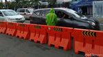 Potret Petugas Pakai APD Jaga Perbatasan Kota Tegal