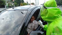 Ada puluhan petugas disiagakan di posko ini. Selain memeriksa suhu badan, petugas yang mengenakan baju astronot atau APD itu juga menanyai keperluan para pendatang masuk ke Kota Tegal. Tak hanya itu, petugas juga mencatat identitas para pendatang tersebut.