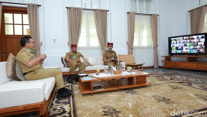 Bupati Anas Libatkan Sekolah Gotong Royong Bantu PKL-Pengemudi Becak Terdampak Wabah Corona
