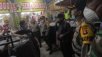 Kini di beberapa daerah juga telah menerapkan jam malam bagi warganya, seperti kota Palangka Raya, sejumlah petugas berkeliling untuk merazia para pedagang yang melewati jam operasional. ANTARA FOTO/Makna Zaezar