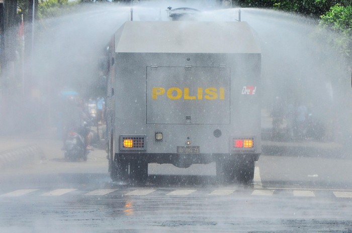 Mobil Polisi Semprotkan Disinfektan Tak hanya mampu membubarkan kericuhan, mobil - mobil water canon milik polisi ini kini dimanfaatkan untuk menyemprotkan cairan disinfektan di berbagai wilayah.