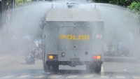 Kendaraan taktis Polres Kudus menyemprotkan cairan disinfektan di jalan utama kota Kudus, Jawa Tengah, Selasa (31/3/2020). Penyemprotan disinfektan oleh kepolisian dan pemerintah setempat di sejumlah jalan utama tersebut dilakukan untuk memutus penyebaran COVID-19 sekaligus sosialisasi kepada warga agar tetap beraktivitas di rumah dan menghindari kerumunan. ANTARA FOTO/Yusuf Nugroho