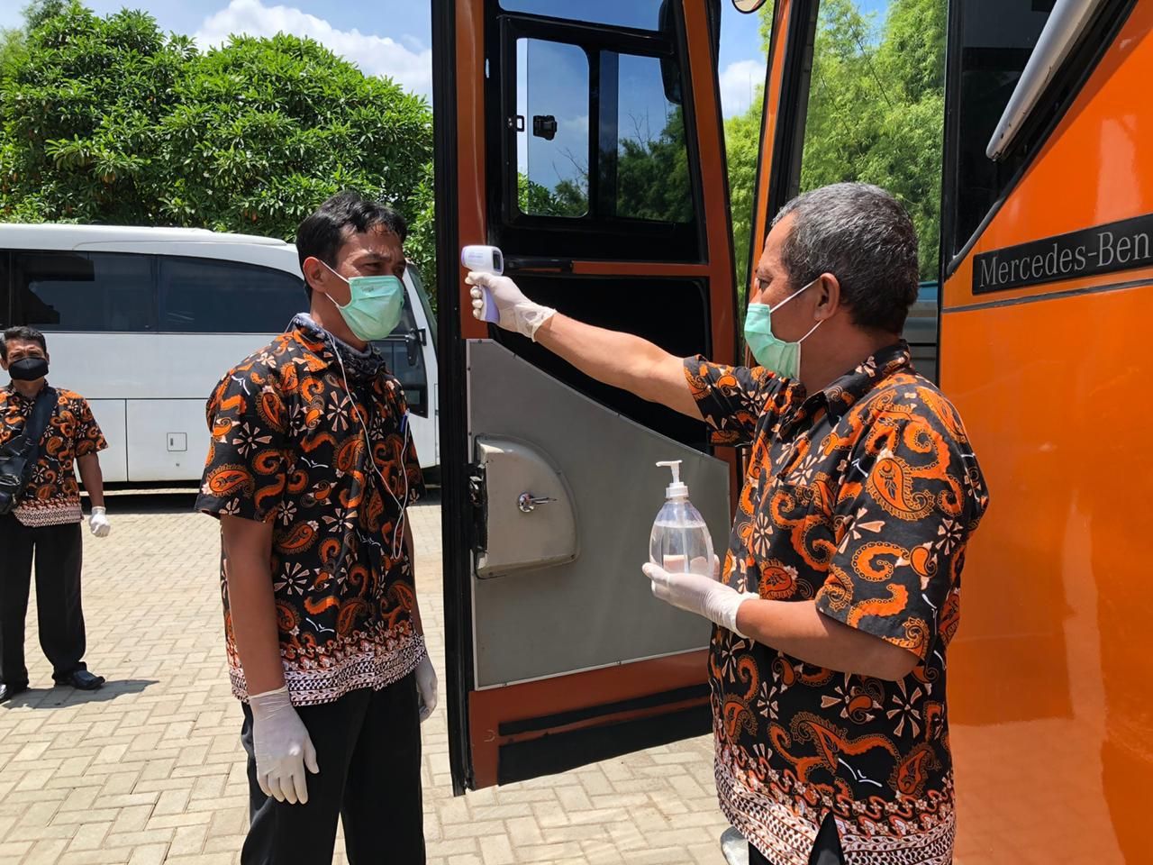 Kru dibekali perlengkapan pencegahan Corona.