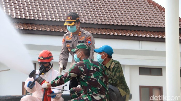 penyemprotan disinfektan dengan mobil tangki