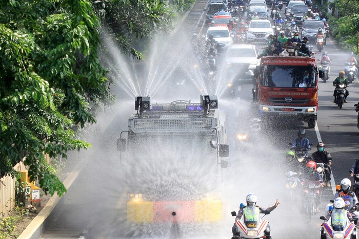 Tak hanya mampu membubarkan kericuhan, mobil - mobil water canon milik polisi ini kini dimanfaatkan untuk menyemprotkan cairan disinfektan di berbagai wilayah.