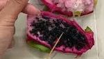 Aksi Netizen Gabut, Pisahkan Biji Buah Naga hingga Bubuk Kopi Susu