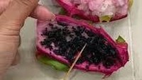 Masih menggunakan buah naga, netizen yang satu ini mengandalkan tusuk gigi untuk memisahkan bagian biji buah naga dan daging buahnya. Foto: istimewa