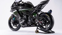 Sementara itu area kaki-kakinya menggunakan suspensi belakang Showa milik Ninja ZX-10R, sedang suspensi depannya masih menggunakan bawaan pabrik, namun dicat ulang dengan warna hitam. Untuk bannya sendiri menggunakan Dunlop Sportmax a-13 SP.Foto: Kawasaki