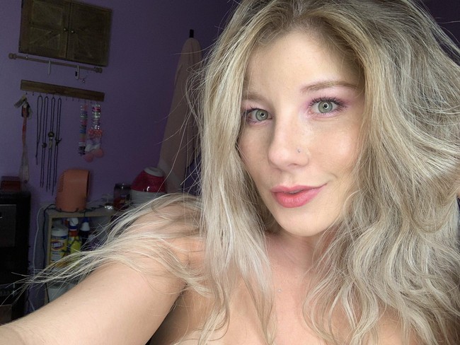 Menurut laporan The Daily Beast, Vienna berjuang melawan gangguan makan yang mengerikan dan dysmorphia tubuh, karena tubuhnya terus-menerus diawasi. Kini dia berharap untuk mengikuti jejak saudaranya yang ada di militer dengan bergabung sebagai marinir. Foto: Twitter