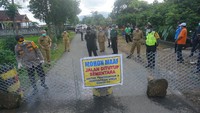 Lebih dari 40 titik jalan sirip dan jalan desa yang berbatasan langsung dengan daerah lain sekitarnya (Kabupaten Tulungagung, Ponorogo, dan Pacitan) ditutup total dan hanya menyisakan tiga akses utama (Tulungagung-Trenggalek, Trenggalek-Ponorogo, dan Trenggalek-Pacitan) sebagai upaya pembatasan akses masuk warga dari luar daerah demi mencegah paparan wabah COVID-19 (Corona Virus Disease 2019) di wilayah tersebut.
