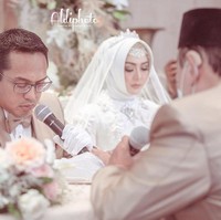 Kini Eddies Adelia dan Ferry telah tak lagi berstatus tahanan. Cinta di antara mereka pun kembali bersemi. Dalam acara akad nikahnya, Eddies dan Ferry mengenakan busana bernuansa serba putih. Eddies tampil cantik dalam balutan gaun pengantin karya perancang Ayu Dyan Andari. Foto: instagram @aldiphoto