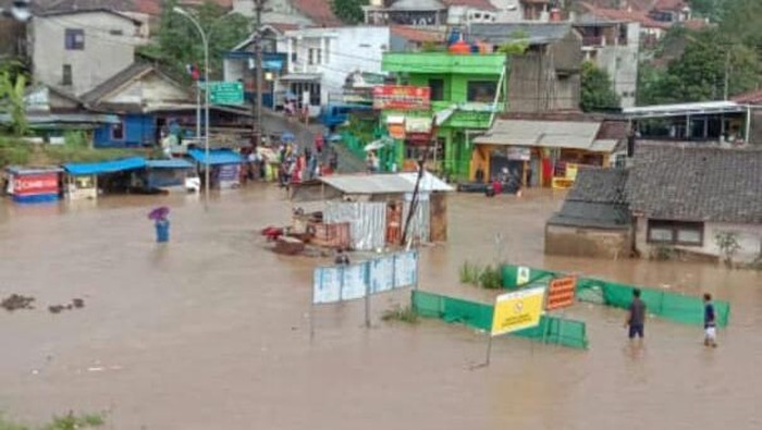 Underpass Padalarang terendam banjir satu meter