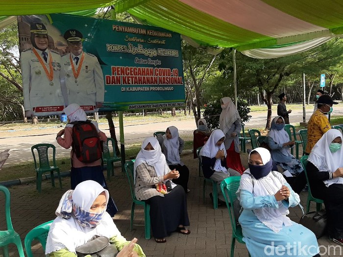 Sebanyak 144 santri dan santriwati Ponpes Lirboyo Kediri dipulangkan ke Kabupaten Probolinggo karena virus corona mewabah. Mereka diperiksa di Obyek Wisata Pantai Bentar.