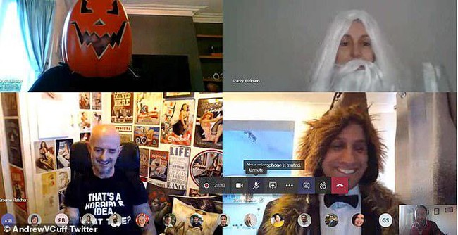 Tidak mau kalah, pengguna media sosial ini juga terlihat mengunggah foto dirinya bersama teman-temannya yang sedang melakukan panggilan video. Ada yang menggunakan kostum ala Halloween, ada yang memakai wig dan jenggot palsu berwarna putih, dan ada yang terlihat menggunakan mantel bulu serta dasi kupu-kupu.Foto: Twitter @AndrewVCuff