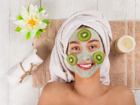 masker wajah Young healthy woman in spa making treatments and face mask.