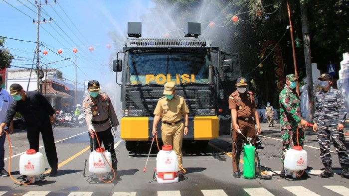 Penyemprotan Disinfektan Serentak di Banyuwangi