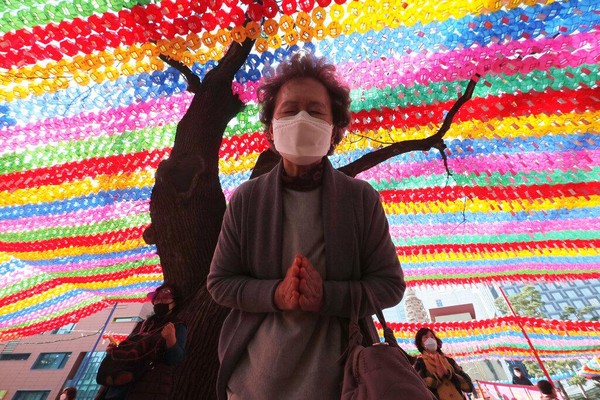 Seorang wanita berdoa di bawah lentera sebagai persiapan untuk perayaan ulang tahun Buddha yang akan datang pada tanggal 30 April selama kebaktian di kuil Buddha Jogyesa di Seoul, Selasa, 24 Maret 2020 Korea Selatan merupakan salah satu negara yang cukup parah terdampak Covid-19. APA Photo/Ahn Young-joon. Seorang wanita berdoa di bawah lentera sebagai persiapan untuk perayaan ulang tahun Buddha yang akan datang pada tanggal 30 April selama kebaktian di kuil Buddha Jogyesa di Seoul, Selasa, 24 Maret 2020 Korea Selatan merupakan salah satu negara yang cukup parah terdampak Covid-19. APA Photo/Ahn Young-joon.