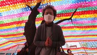 Seorang wanita  berdoa di bawah lentera sebagai persiapan untuk perayaan ulang tahun Buddha yang akan datang pada tanggal 30 April selama kebaktian di kuil Buddha Jogyesa di Seoul, Selasa, 24 Maret 2020 Korea Selatan merupakan salah satu negara yang cukup parah terdampak Covid-19. APA Photo/Ahn Young-joon.