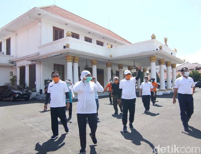 Khofifah Ajak Masyarakat Berjemur Cegah Corona
