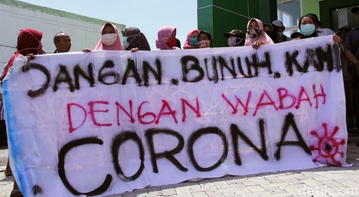 Aksi Warga Sidodadi Tolak Puskesmas Jadi Lokasi Isolasi Pasien COVID-19 Pemda Sidoarjo berencana menjadikan Puskesmas Sidodadi sebagai tempat isolasi pasien COVID-19. Namun rencananya ini ditolak keras oleh warga setempat.