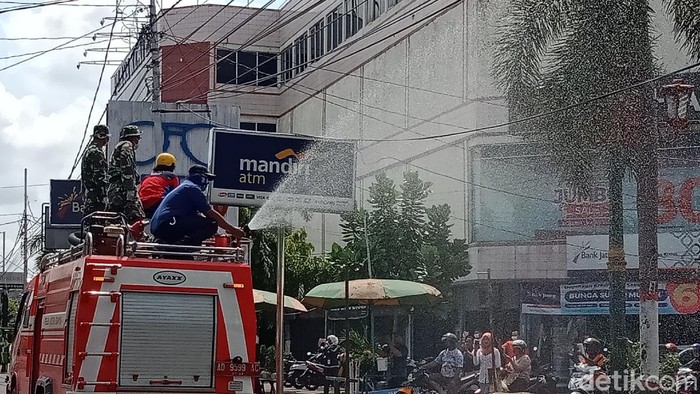 Penyemprotan disinfektan di Klaten, Selasa (31/3/2020).