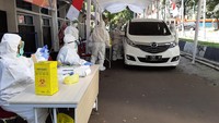 Beberapa mobil tampak dalam antrean menunggu proses pengambilan darah dalam rapid test tahap kedua ini.