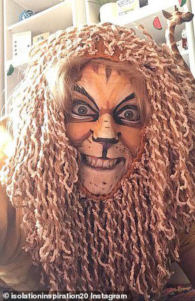 Kalau kostum mirip singa yang satu ini justru tampak mengerikan ya? Kamu sendiri mungkin juga terkejut saat tadi melihatnya pertama kali.  Foto: Instagram @isolationinspiration20