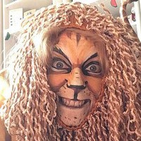 Kalau kostum mirip singa yang satu ini justru tampak mengerikan ya? Kamu sendiri mungkin juga terkejut saat tadi melihatnya pertama kali.  Foto: Instagram @isolationinspiration20