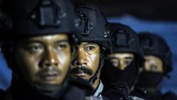 Personel Brimob Detasemen B Polda Aceh juga diterjunkan untuk patroli pemberlakukan jam malam di Lhokseumawe, Aceh. ANTARA FOTO/Rahmad.  
