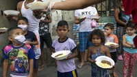 Para migran Venezuela menerima makanan gratis dari sebuah LSM Spanyol di Lima, Peru, Senin (30/3/2020), ketika negara itu akan memasuki minggu ketiga pemerintah yang menetapkan keadaan darurat dan membatasi penduduk ke rumah mereka untuk membantu menahan penyebaran virus Corona. AP Photo/Rodrigo Abd.