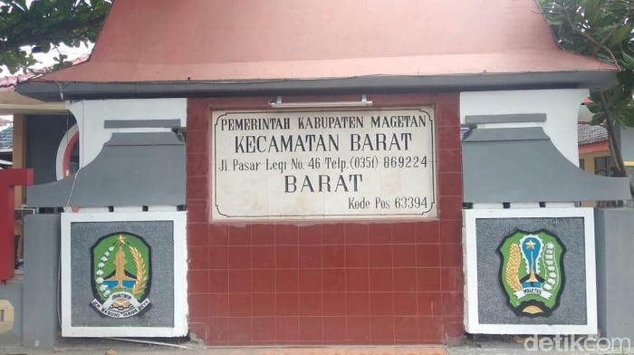 Sekitar 60 warga di sebuah desa di Kecamatan Barat, Magetan menjalani isolasi mandiri. Mereka berisiko terjangkit virus corona setelah seorang warga yang meninggal dinyatakan positif covid-19.