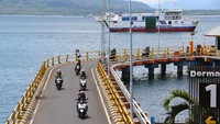 Akibat adanya himbauan larangan mudik dari pemerintah, Pelabuhan Ketapang mengalami penurunan jumlah penumpang sekitas 75 persen saat memasuki liburan Nyepi kemarin. ANTARA FOTO/Budi Candra Setya