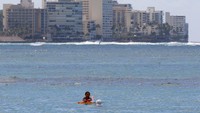 Pejabat di Hawaii memerintahkan siapa pun yang tiba di Hawaii wajib menjalani karantina mandiri 14 hari. Pandemi Corona ini membuat industri pariwisata dunia mengalami penurunan 1-3 persen. Angka itu diyakini akan terus mengalami kenaikan, terlebih banyak maskapai yang mulai tak beroperasi sementara demi mencegah penyebaran COVID-29. AP Photo/Caleb Jones.  