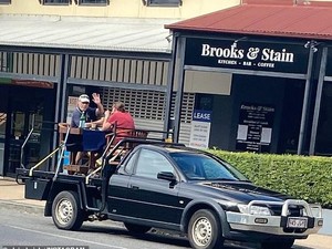 Hindari Social Distancing di Resto, Pasangan Ini Makan di Bak Mobil!