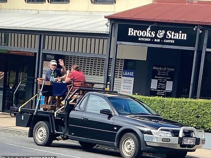 Makan di bak mobil