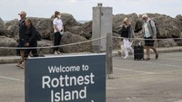 Penumpang kapal pesiar Vasco da Gama berlabuh di Fremantle, Australia, pada 28 Maret. Semua penumpang Vasco da Gama dari Australia Barat dipindah ke Pulau Rottnest. Mereka akan dikarantina selama 14 hari bersama quokka sebelum kembali ke rumah (Foto: CNN)
